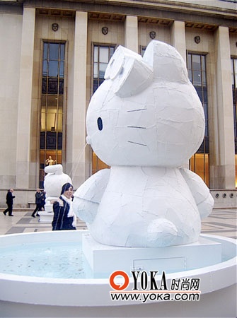 巴黎展出哭泣的HelloKitty