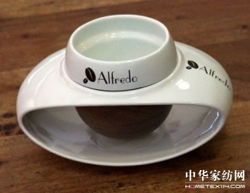 創(chuàng)意咖啡杯讓杯碟融為一體