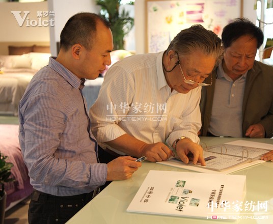 民企聯(lián)合會會長保育鈞參觀紫羅蘭