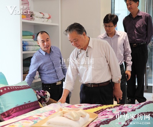民企聯(lián)合會會長保育鈞參觀紫羅蘭