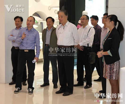 民企聯(lián)合會會長保育鈞參觀紫羅蘭