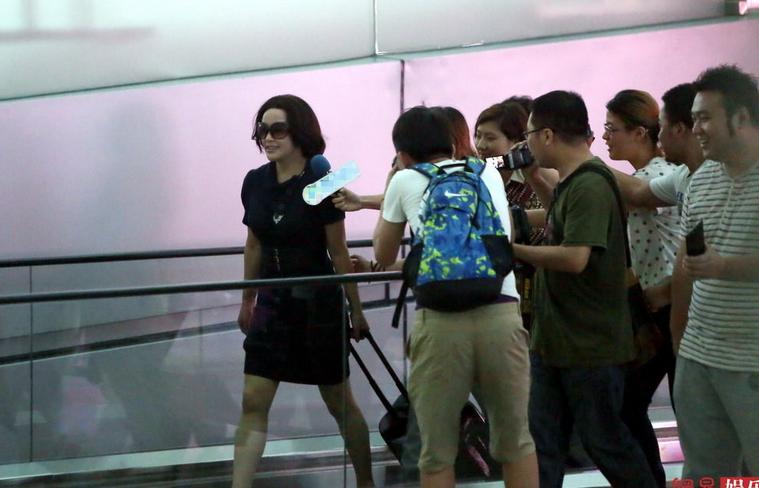 劉曉慶婚后低調(diào)返京被媒體瘋狂堵截