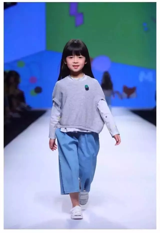 r(sh)O(sh)Ӌ(j)RFASHIONSHOWCASEzɞ麼ݕr(sh)ƽ_