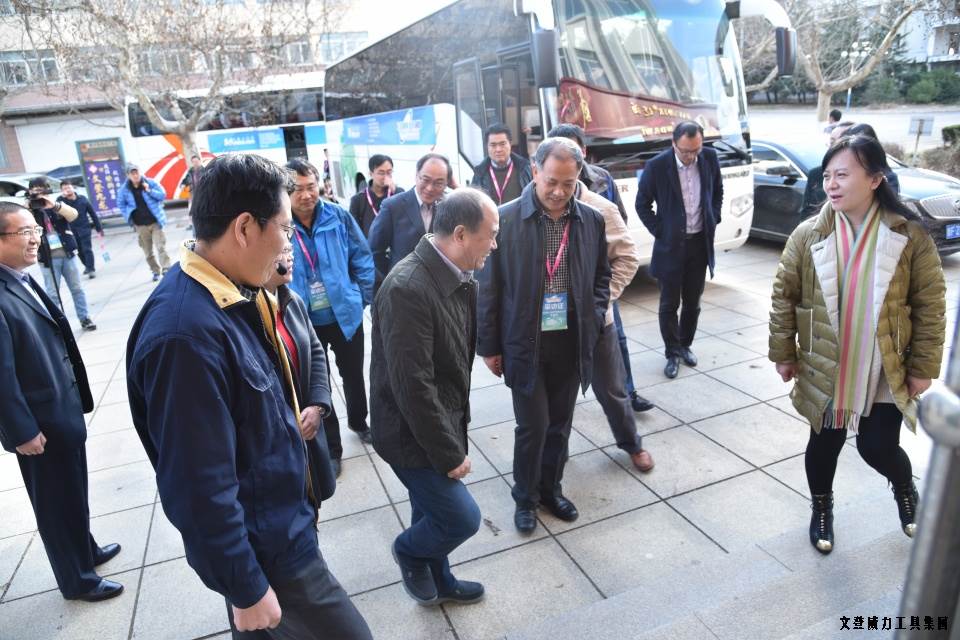 山東網(wǎng)記者采訪團(tuán)_01.JPG “工匠精神 山東制造”全媒體采訪團(tuán)蒞臨威力工具(圖2)